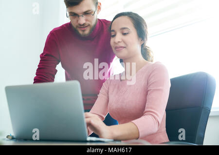 Il piacere di team che compongono lettera elettronica per i business partner Foto Stock