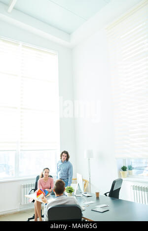 Luce moderna sala riunioni con il personale Foto Stock