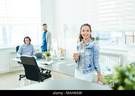 Felice elegante startupper femmina Foto Stock