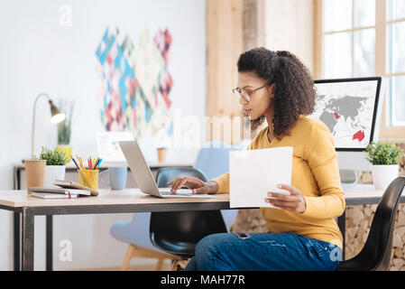 Concentrato giovane imprenditrice lavorando sul suo computer portatile Foto Stock