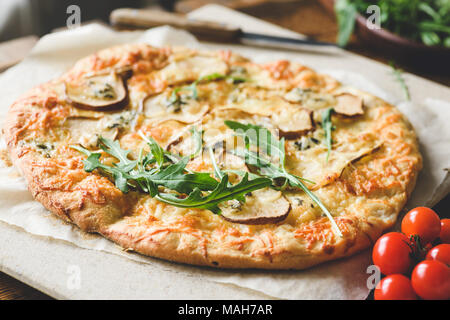 In casa quattro pizza al formaggio con pera e rucola fresca, rucola. Vista ingrandita, il fuoco selettivo Foto Stock