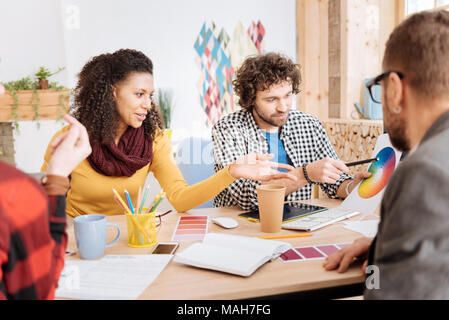 Ispirato ai lavoratori a discutere di lavoro in ufficio Foto Stock