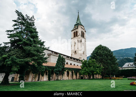 Schwaz, Austria - 8 Agosto 2017: Veduta della chiesa della pittoresca città di Schwaz in stato austriaco del Tirolo vicino a Innsbruck. Foto Stock