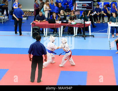 La concorrenza tra i bambini nel karate,kumite.duello di due adolescenti in competizioni di karate Foto Stock