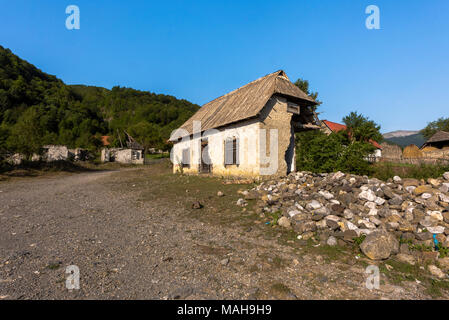 Distrutto casa - una metà della casa mancante, Vermosh, Albania Foto Stock