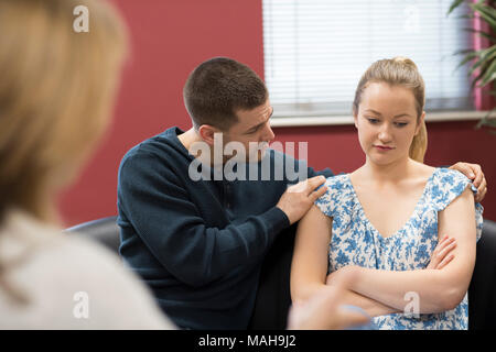 Paio di parlare con il Consigliere come Uomo Donna Comfort Foto Stock