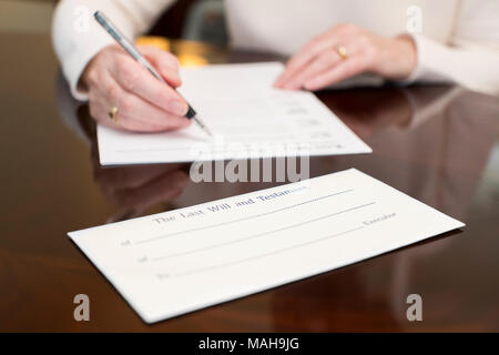 Close up donna Senior firma Testamento, a casa Foto Stock