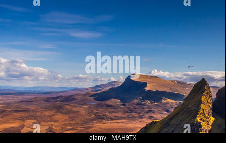 Parapendio sopra le scogliere di Trotternish Ridge e la Quiraing, Isola di Skye Foto Stock