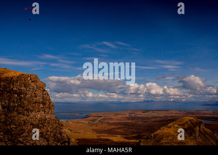 Parapendio sopra le scogliere di Trotternish Ridge e la Quiraing, Isola di Skye Foto Stock