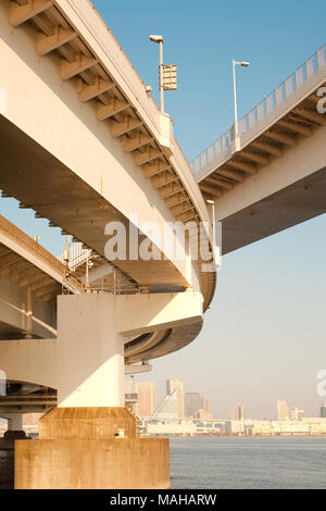 Accesso al Ponte di Arcobaleno, Odaiba, presso Tokyo, Regione di Kanto, Honshu, Giappone Foto Stock