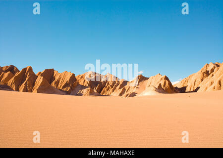 La Valle de la Muerte (spagnolo per la Valle della Morte) noto anche come la Cordillera de la Sal (spagnolo per il sale mountain range), San Pedro de Atacama, Atacama D Foto Stock