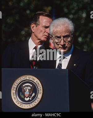 Washington, DC, Stati Uniti d'America, 11 ottobre 1989 il presidente George H.W. Bush saluta il presidente italiano Francesco Cossiga al portico sud della Casa Bianca dove il Presidente Cossiga era stato accordato un benvenuto formale con gli onori militari. Il presidente Cossiga ha parlato in italiano e il suo commento sono stati tradotti da un interprete. Credito: Mark Reinstein/MediaPunch Foto Stock