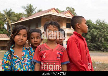 Un gruppo di bambini cambogiani di età 8-10 anni, Kampong Thom, Cambogia, Asia Foto Stock