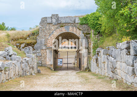 Alba Fucens, Corsivo antico borgo ai piedi del Monte Velino, nei pressi di Avezzano, Abruzzo, Italia centrale. Foto Stock