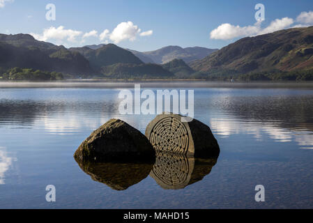 Millennium di pietra in stile celtico scultura in Derwentwater, Borrowdale, Lake District, Cumbria, Regno Unito Foto Stock