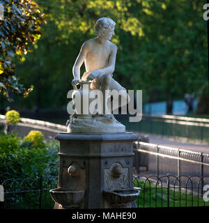 St James Park fontana di C H Mabey la fontana off Birdcage a piedi in St James Park è stata scolpita da C H Mabey nel 1863. Egli è stato anche responsabile per Foto Stock