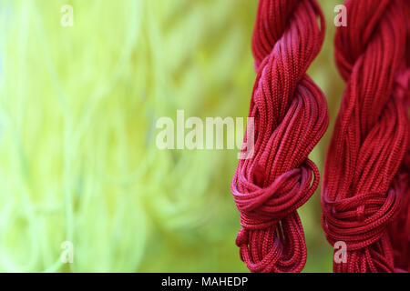 Extreme close-up su matasse di cotone da ricamo. Messa a fuoco selettiva Foto Stock