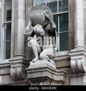 Atlas con globo da Thomas Tyrrell (1857 - 1928) Atlas compagnia di assicurazioni ha commissionato questa statua dei greci figura mitologica Atlas portante il Foto Stock