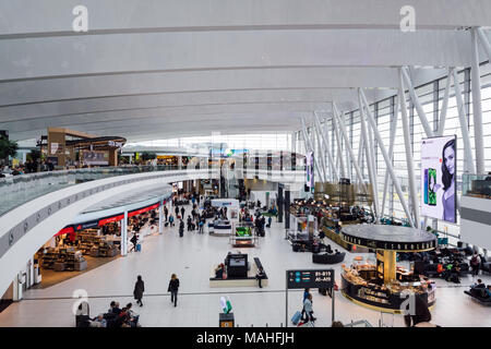 Budapest - Ungheria, 31 marzo 2018: Le persone sono in attesa presso il terminale 2B in Budapest Ferenc Liszt International Airport (BUD). Foto Stock