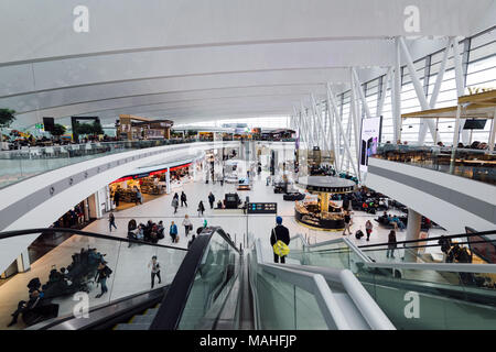 Budapest - Ungheria, 31 marzo 2018: Le persone sono in attesa presso il terminale 2B in Budapest Ferenc Liszt International Airport (BUD). Foto Stock