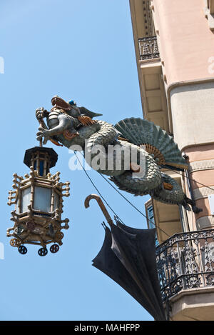 Un drago portalampada al di fuori della casa di ombrelli (Casa Bruno cadres), La Rambla di Barcellona, Spagna Foto Stock