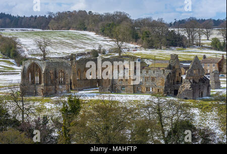 Wintery Egglestone Abbey e campi Foto Stock