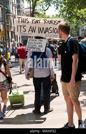 Un uomo a piedi con un segno sulla Rambla protestando circa il turismo a Barcellona, Spagna Foto Stock
