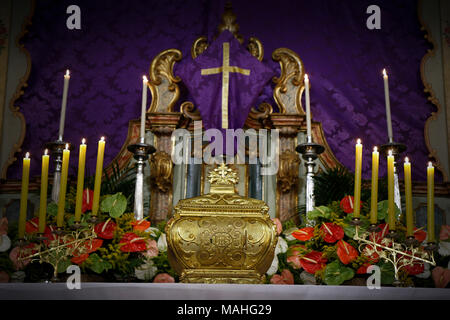 Un simbolo di devozione cattolica, esposto nella chiesa sull'altare durante l adorazione del Santissimo Sacramento Foto Stock