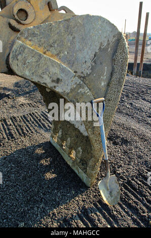 Pala meccanica in stretta su un sito in costruzione Foto Stock