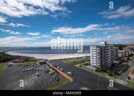 Forster spiaggia principale, Surf Club e parcheggio a metà costa nord del New South Wales, Australia Foto Stock