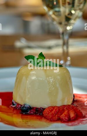Mousse dessert con fragole e bacche blu Foto Stock
