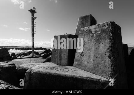 Massiccio tetrapod concreti blocchi e un faro a sud avamporto a Wallis lago a Forster Tuncurry, NSW, Australia Foto Stock