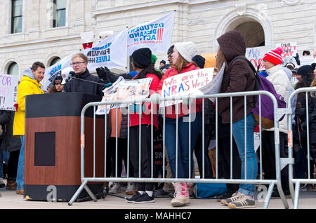 SAINT PAUL, MN/STATI UNITI D'America - 24 Marzo 2018: studente attivista folla gli indirizzi da podio al Campidoglio durante il mese di marzo per la nostra vita di rally. Foto Stock