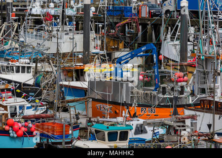 Una grande quantità di barche da pesca e le navi per la pesca a strascico nel trafficato pranzo e angusti cornish città di pescatori di newlyn sulla west coast cornsih. porta colorati Foto Stock