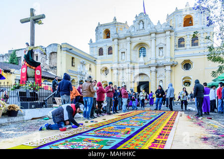 Antigua Guatemala - Marzo 25, 2018: rendere la Domenica delle Palme processione di segatura moquette al di fuori di La Merced chiesa in città con la famosa alle celebrazioni della Settimana Santa Foto Stock
