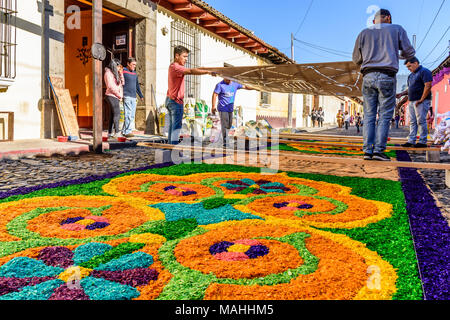 Antigua Guatemala - Marzo 25, 2018: Realizzazione di segatura di legno tinto Domenica delle Palme processione tappeto nella città coloniale con il famoso alle celebrazioni della Settimana Santa Foto Stock