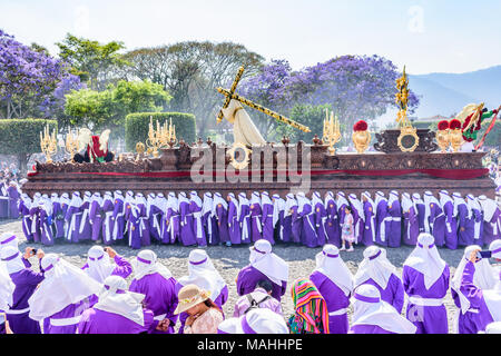 Antigua Guatemala - Marzo 25, 2018: Domenica delle Palme processione di fronte central park in città coloniale con il famoso alle celebrazioni della Settimana Santa Foto Stock