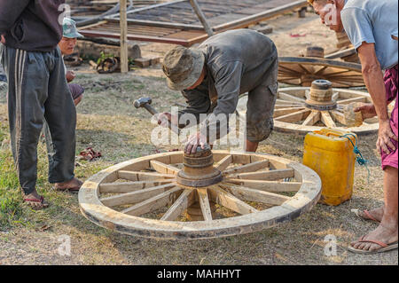 Riparazione e produzione di carretti in legno a Taunggyi, Myanmar, Stato di Shan (Birmania) Foto Stock