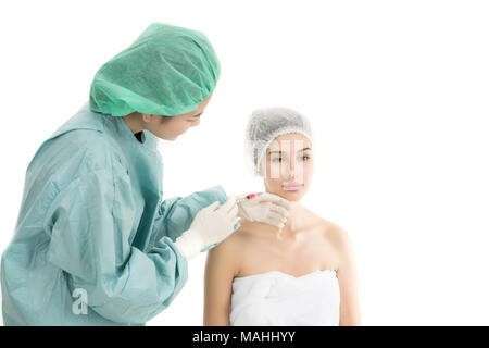 Bella giovane donna riceve iniezione di Botox isolati su sfondo bianco. Concetto di bellezza. Foto Stock