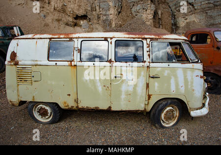 Un arrugginito, mango green 1959 Volkswagen Microbus, in una cava di pietra, a est di Clark Fork Idaho. Foto Stock