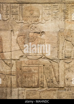 Oxford. In Inghilterra. Dio egiziano Amon-ra (Amon / Amen Ra) con testa cilindri, Santuario di Re Taharqa (690-664 BC), Ashmolean Museum. Dettaglio del bassorilievo su Foto Stock