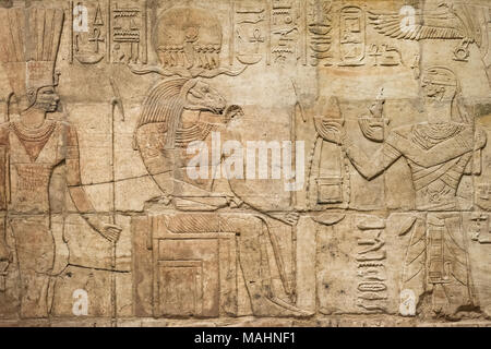 Oxford. In Inghilterra. Dettaglio del dio egizio Amon-ra e Re Taharqa (destra) sul Santuario di Re Taharqa (690-664 BC), Ashmolean Museum. Dettaglio del Foto Stock
