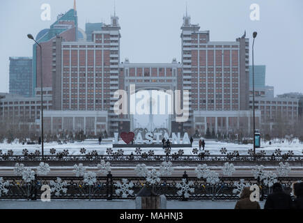 Ad Astana, la capitale del Kazakistan. Questa città sarà il sito dell'Expo 2017. Foto scattata in una fredda giornata invernale. Foto Stock