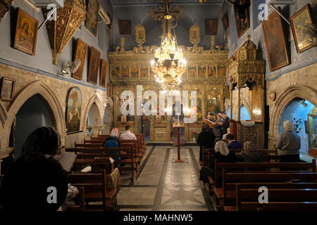 Gli adoratori che pregano all'interno della Cappella Greco Ortodossa di San Giacomo nominarono anche la Chiesa di Mar Giacobbe o la Cattedrale Ortodossa di San Giacobbe, in cui i cristiani arabi pregano, situata accanto alla Chiesa del Santo Sepolcro, sulla parete occidentale del square.in la città vecchia del quartiere cristiano Gerusalemme Est Israele Foto Stock