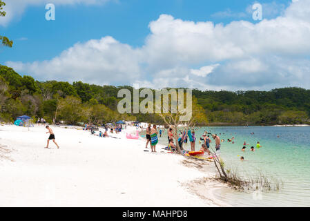 Isola di Fraser, QLD, Australia - 31 dicembre 2017: persone in spiaggia al Lago McKenzie, uno del famoso lago di acqua dolce del Fraser Island, Foto Stock