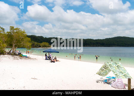 Isola di Fraser, QLD, Australia - 31 dicembre 2017: persone in spiaggia al Lago McKenzie, uno del famoso lago di acqua dolce del Fraser Island, Foto Stock