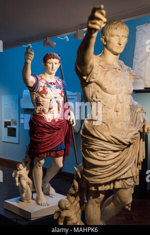 Oxford. In Inghilterra. Dipinto di calco in gesso copia della statua dell'imperatore romano Augusto di Prima Porta. Ashmolean Museum. In questa ricostruzione orig Foto Stock