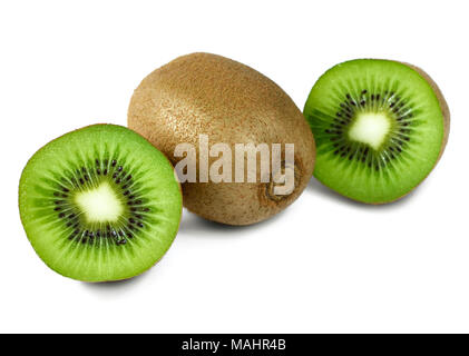 Kiwi e con tutta la kiwi e kiwi slice o mezzo frutto. Isolato su sfondo bianco. La deliziosa e succosa e kiwi. Foto Stock