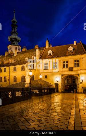 Città di Bratislava Città Vecchia di notte da Michalska Street, Slovacchia Foto Stock