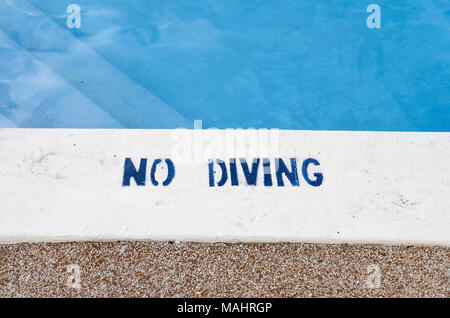 Nessun segno di immersioni sul bordo della piscina con gradini e acqua Foto Stock